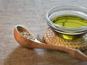 Comment utiliser l’huile de chanvre pour des cheveux nourris et brillants ? Huile de Chanvre cheveux