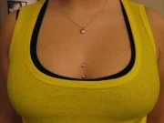 Piercing entre les seins : tout ce qu’il faut savoir avant de se lancer Piercing entre les seins