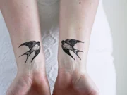 Tatouage hirondelles : signification personnelle et culturelle expliquée Tatouage hirondelles