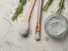 Détox cheveux argile : comment l’utiliser pour des cheveux sains et revitalisés Détox cheveux argile