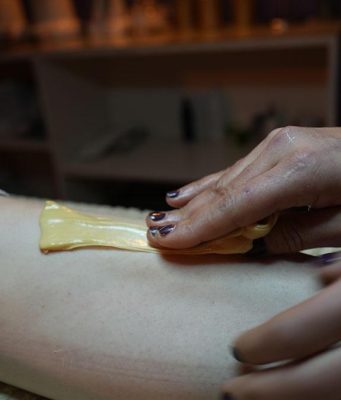 Cire orientale : quels sont ses avantages et ses inconvénients pour la peau ? cire-orientale-avantages-inconvenients