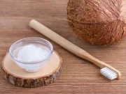 Huile de coco sur les dents : blanchiment, bienfaits et danger ? huile de coco sur les dents
