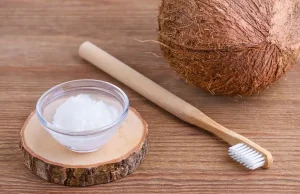 Huile de coco sur les dents : blanchiment, bienfaits et danger ? huile de coco sur les dents