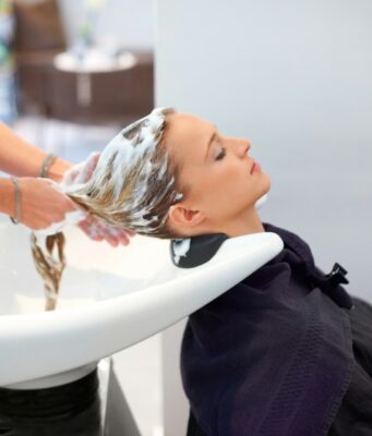 Tout savoir sur la kératine pour cheveux : bienfaits et précautions keratine-pour-cheveux