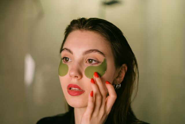 hydrater-le-contour-des-yeux