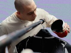 Teindre un vêtement en noir : guide simple et résultat durable teindre-un-vetement-en-noir