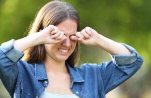 Yeux qui grattent : causes fréquentes et solutions pour les soulager yeux-qui-grattent