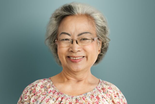 coupe-de-cheveux-femme-70-ans-avec-lunettes