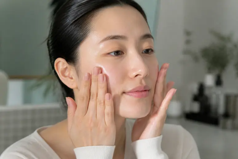 Application minutieuse d'un toner apaisant sur le visage pour calmer les rougeurs cutanées