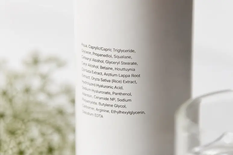 Étiquette d'ingrédients cosmétiques en gros plan sur un flacon de soin capillaire