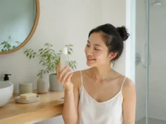Faut-il tester Beplain ? Notre avis sur la marque coréenne Une femme découvre les cosmétiques coréens avec cet avis Beplain dans sa salle de bain lumineuse