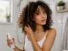 Appliquer le Boost Curl Les Secrets de Loly sans effet carton Personne appliquant le soin Boost Curl Les Secrets de Loly sur des boucles
