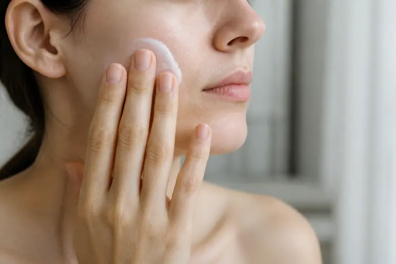 Application d'une crème hydratante visage pour évaluer sa texture et son confort cutané quotidien
