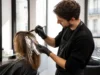 Hair contouring : visage carré, blond ou brun ? Une coiffeuse réalise un hair contouring sur mesure dans un salon lumineux.