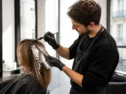 Hair contouring : visage carré, blond ou brun ? Une coiffeuse réalise un hair contouring sur mesure dans un salon lumineux.