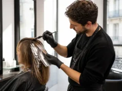 Hair contouring : visage carré, blond ou brun ? Une coiffeuse réalise un hair contouring sur mesure dans un salon lumineux.