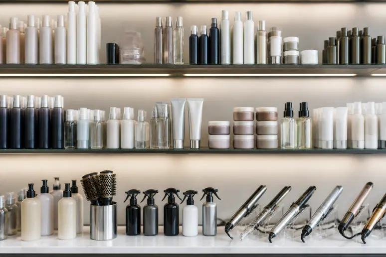 Rayons achalandés de produits capillaires professionnels dans la boutique du coiffeur