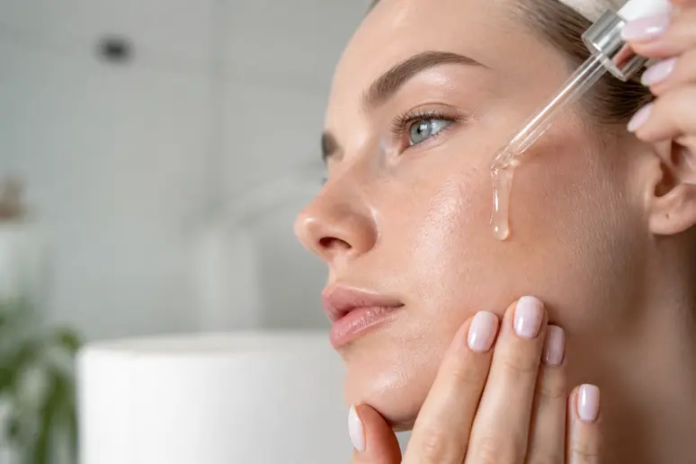 Application d'un sérum Nacomi Next Level avec une pipette compte-gouttes sur le visage