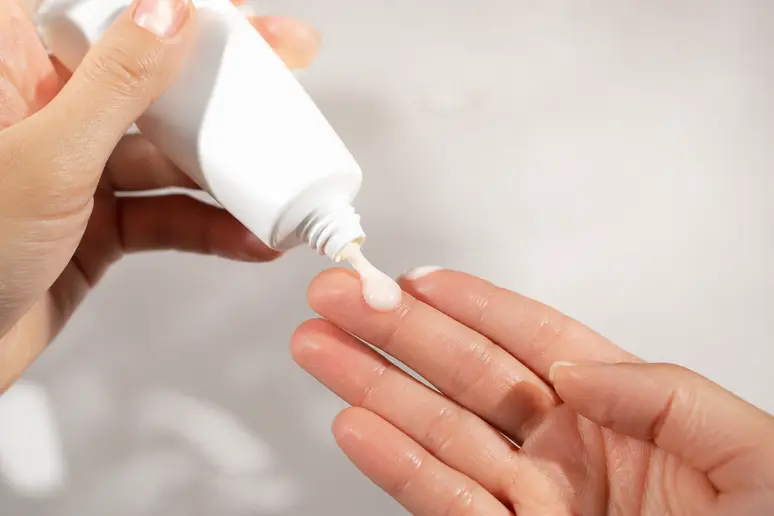 Crème solaire SPF 50 Nacomi pour le visage présentée en gros plan sur les mains