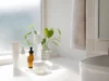 Nacomi avis : sérums Next Level, composition INCI et SPF Plusieurs flacons de cosmétiques et une protection solaire posés sur un meuble de salle de bain lumineux pour un Nacomi avis.