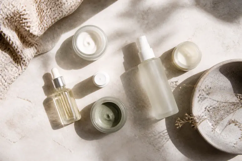 Produits de soin de la gamme Trio-Zinc disposés sur un plan de travail