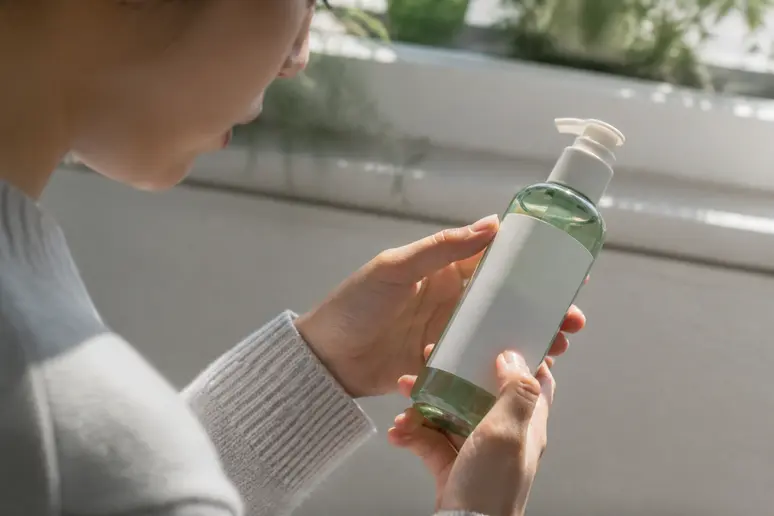 Examen attentif de la composition d un soin cosmétique bio pour repérer les allergènes signalés