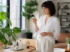 Patyka avis clients ou Que Choisir : qui croire ? Une personne examine un flacon cosmétique près d'une fenêtre pour consulter un patyka avis.
