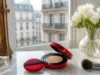 Fond de teint TIRTIR : notre avis sur le Mask Fit Red Tirtir fond de teint avis posé sur une coiffeuse lumineuse avec des pinceaux de maquillage