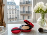 Fond de teint TIRTIR : notre avis sur le Mask Fit Red Tirtir fond de teint avis posé sur une coiffeuse lumineuse avec des pinceaux de maquillage