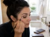 Maquiller les yeux vert marron avec les fards prune et bronze Découvrez comment utiliser les couleurs maquillage yeux vert marron avec des fards bronze et prune.