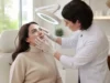 Traitement des cernes creux : le risque de l’effet Tyndall Examen médical du visage en cabinet pour aborder le traitement cernes creux en toute sécurité.
