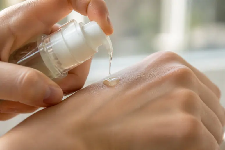 Application d'un sérum Ellybeth fluide sur une peau propre par des mouvements délicats