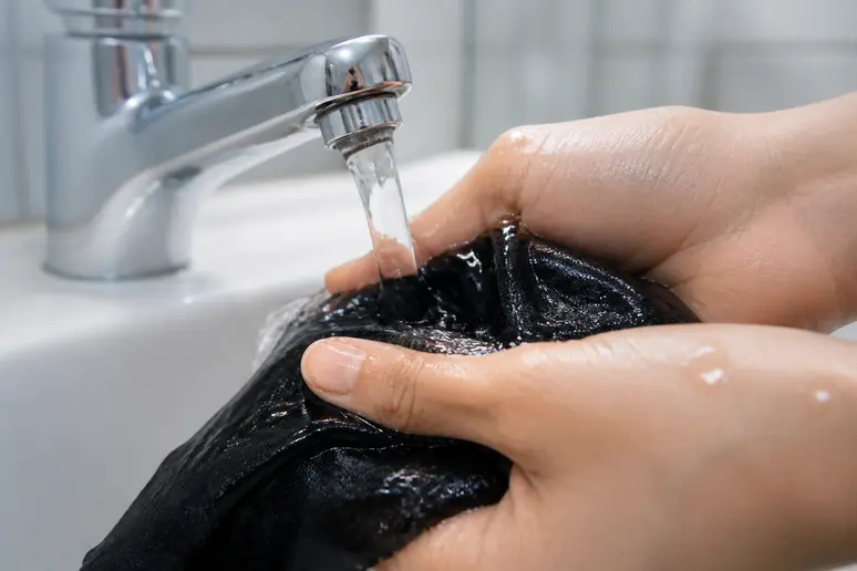 Rinçage à l'eau froide d'une culotte menstruelle Eve and Co avant le lavage en machine