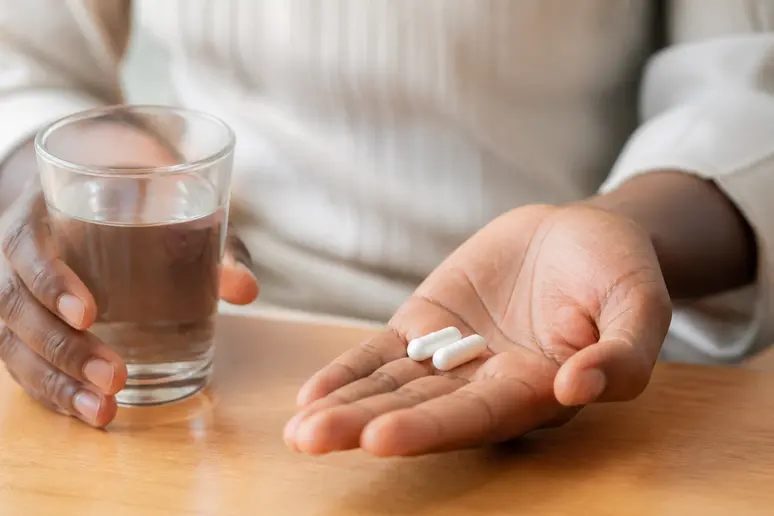 Gélules de Kijimea Côlon Irritable PRO prêtes à être prises avec de l'eau