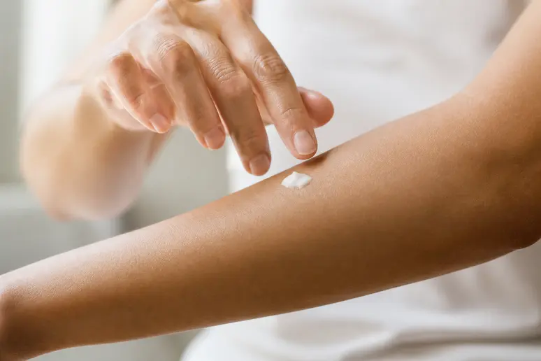 Test de tolérance cutanée d'une crème cosmétique naturelle sur l'avant-bras