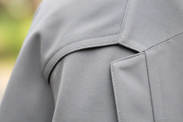 Gros plan sur les finitions soignées et la qualité réelle d'une pièce de la marque Peter Hahn