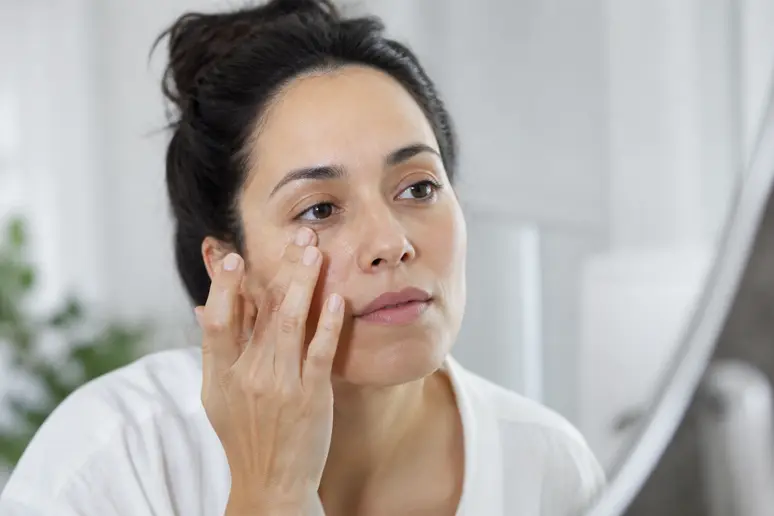 Geste de tapotement doux sur le contour des yeux pour atténuer les rides sans injection