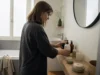 900 Care avis : efficacité du déo, dentifrice et abonnement Salle de bains lumineuse avec des produits écoresponsables pour un 900 care avis authentique.