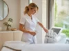 Lipocavitation : avis, prix et efficacité sur graisse dure Praticienne préparant du matériel de soin esthétique en institut avec lipo cavitation avis prix résultats