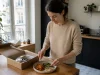 Avis Cheef : la qualité des repas vaut-elle son prix ? Femme préparant un repas équilibré dans sa cuisine lumineuse, illustrant le test Cheef avis qualité prix