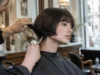 Le French bob coupe, avec ou sans frange Une coiffeuse réalise une french bob coupe élégante et structurée dans un salon lumineux