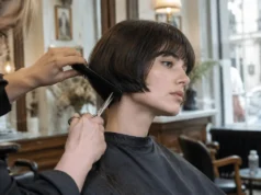 Le French bob coupe, avec ou sans frange Une coiffeuse réalise une french bob coupe élégante et structurée dans un salon lumineux