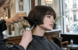 Le French bob coupe, avec ou sans frange Une coiffeuse réalise une french bob coupe élégante et structurée dans un salon lumineux