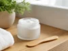 Masque points noirs Lanbena : notre avis face à Que Choisir Un pot de cosmétique posé sur une coiffeuse en bois avec Lanbena masque points noirs avis