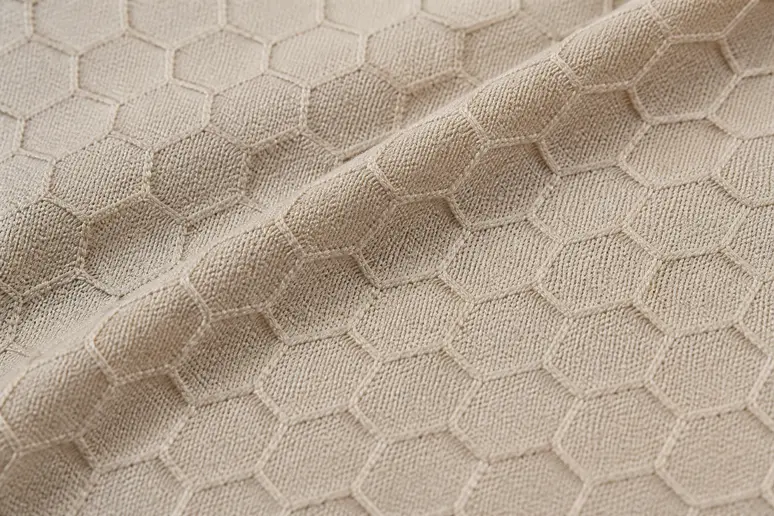 Gros plan sur le maillage alvéolé et l'élasticité du textile synthétique du legging leonie and co avis.