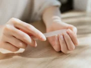 Affiner ses mains avec l’ongle amande sans fragiliser les côtés Une personne lime ses mains avec soin car l ongle amande affine mains naturellement et élégamment