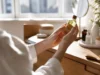 Huile de ricin sur les ongles : pousse rapide ou anti-casse ? Une bouteille d'huile de ricin ongles pousse rapide posée sur une table en bois clair.