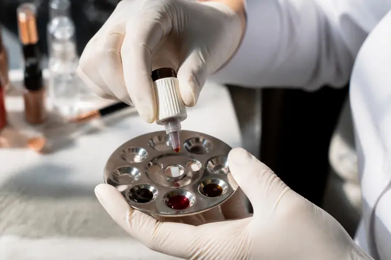 Préparation des pigments pour une retouche annuelle de powder brows en institut spécialisé