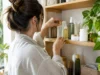 Some By Mi avis : composition et efficacité réelle bouteilles de cosmétiques bien rangées sur une étagère en bois avec une plante pour se faire un some by mi avis